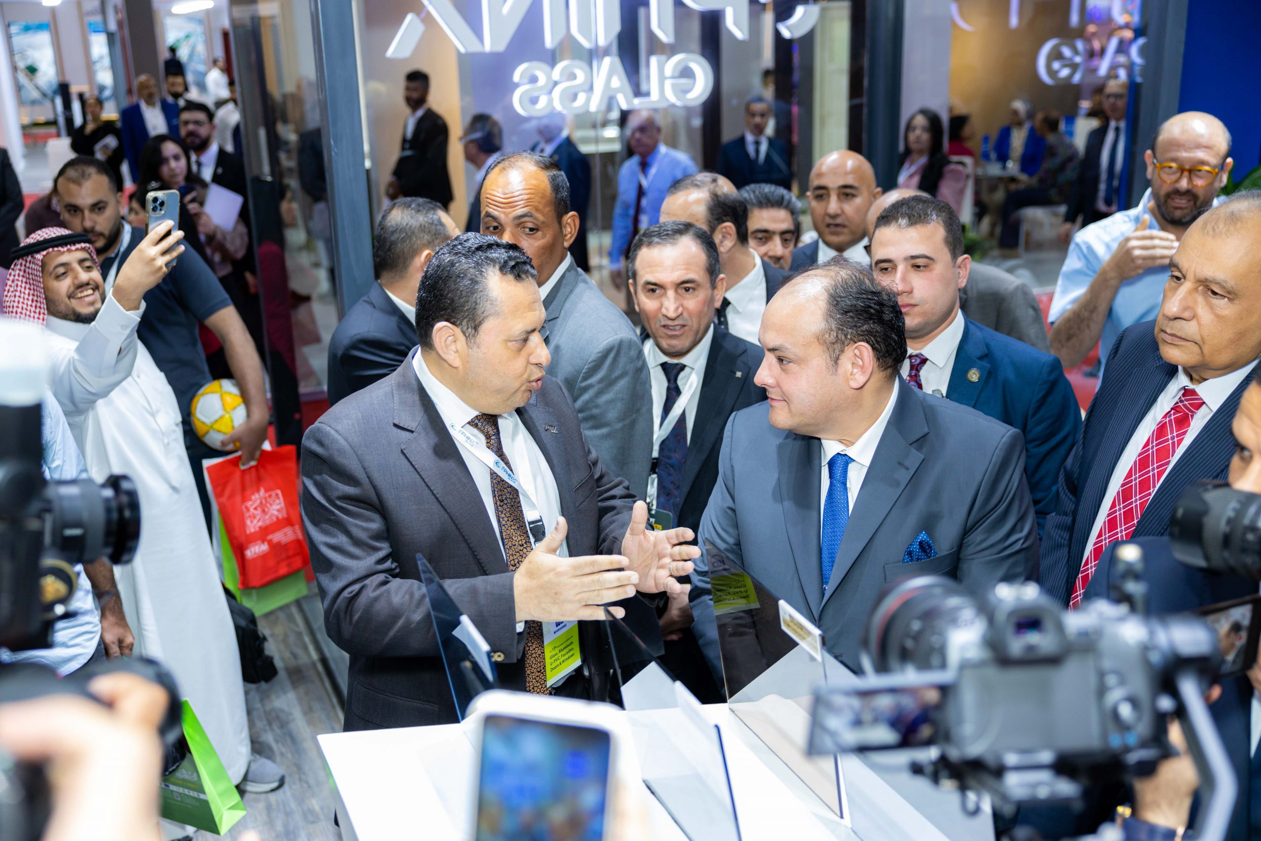 You are currently viewing Excellency Ahmed Samir Saleh, minister of trade and industry at Sphinx Glass booth